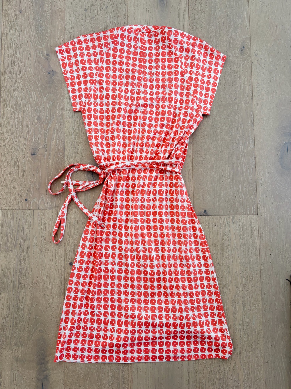Diane Von Furstenberg Red and White Printed Wrap Dress 100% Silk - Picture 2 of 8